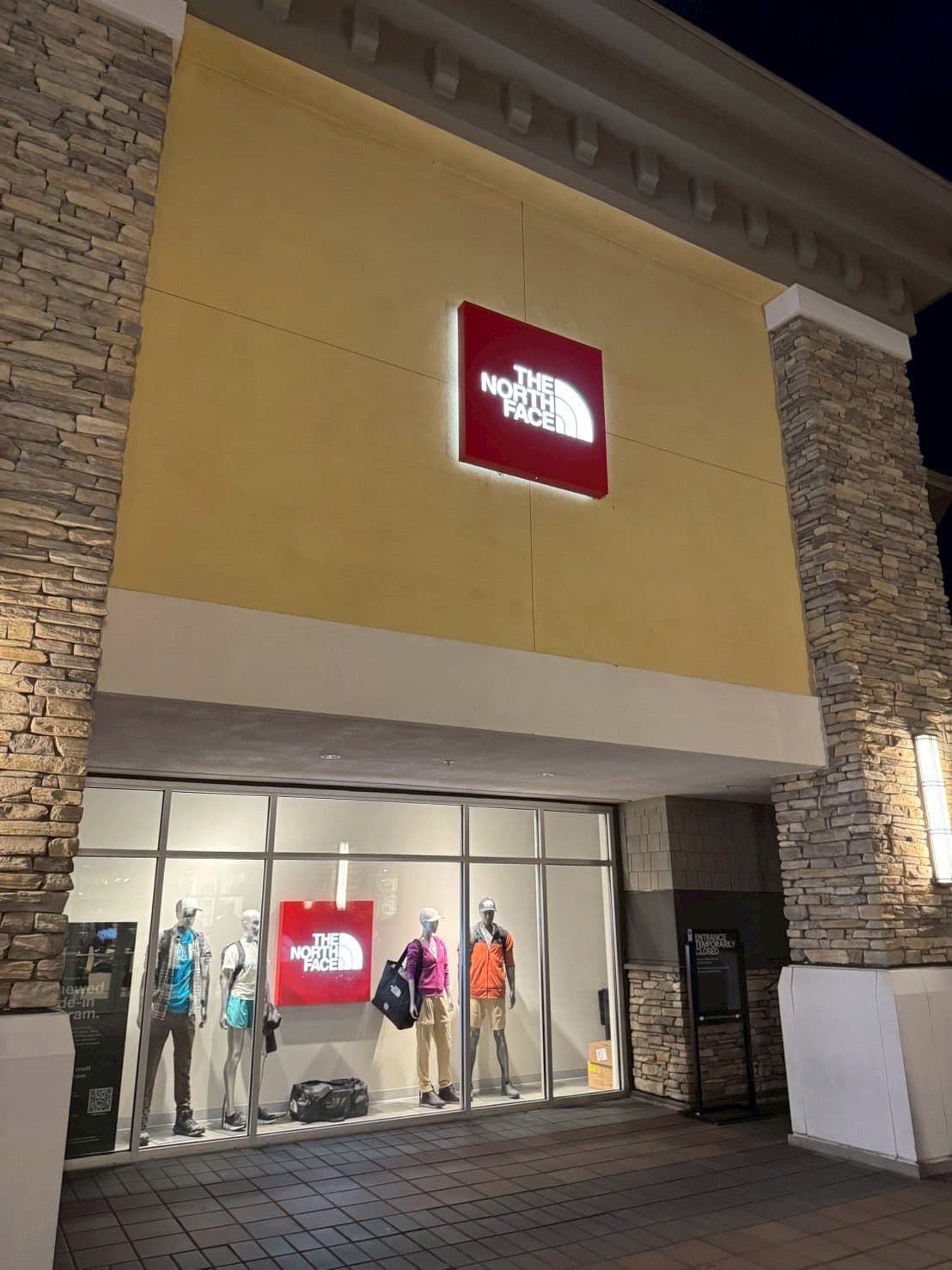 The North Face 霧光灰軟殼外套