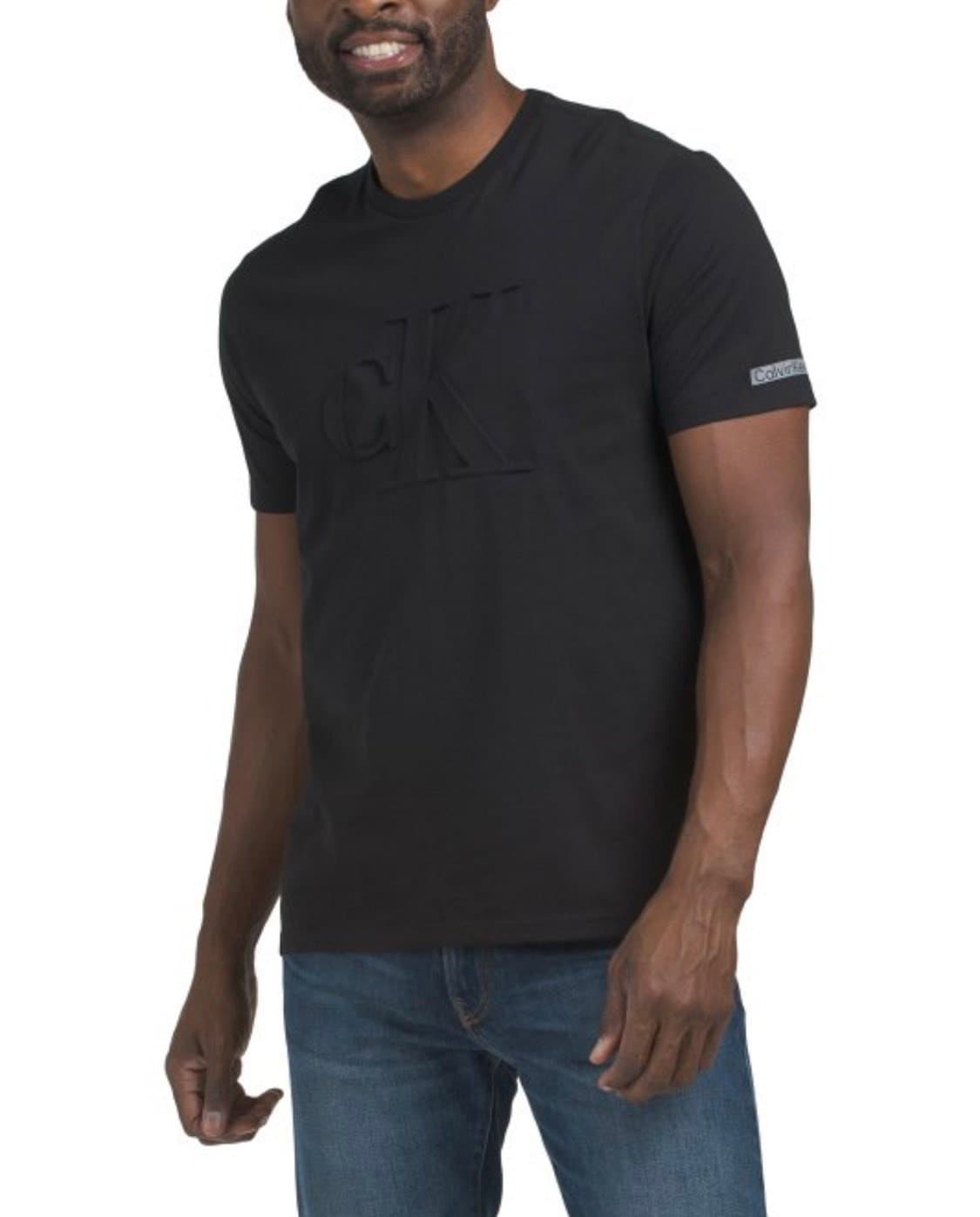 Calvin Klein 黑色浮雕 Logo 短袖 T-shirt